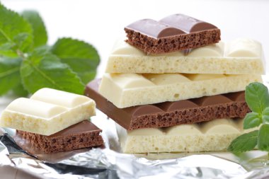 dilimleri koyu ve beyaz çikolata