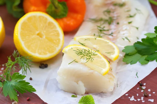 Roher Fisch auf dem Holztisch — Stockfoto