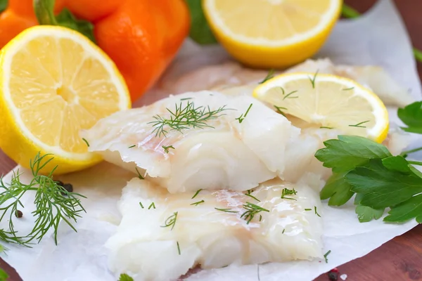 Pescado crudo en la mesa de madera —  Fotos de Stock