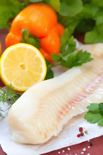 Pescado crudo en la mesa de madera —  Fotos de Stock