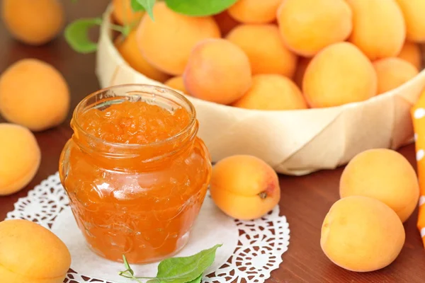 Свежие абрикосы и абрикосовый джем — стоковое фото