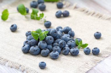 Yaban mersini masanın üzerine avuç