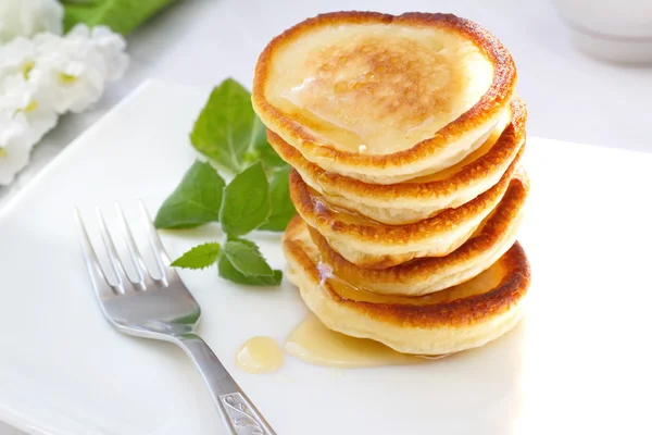 Pfannkuchen mit Honig — Stockfoto