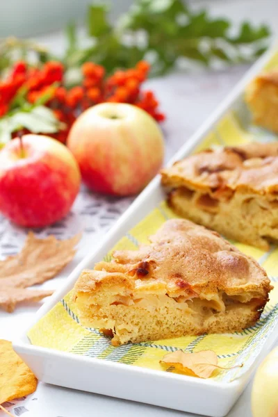 Jablečný koláč a čerstvá jablka — Stock fotografie