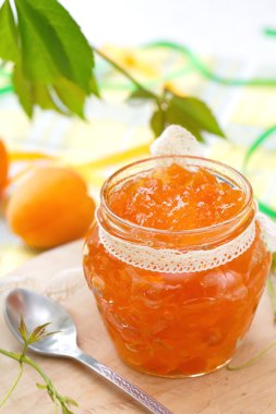 Kayısı reçeli ve taze kayısı