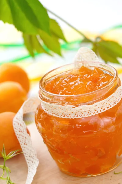 Aprikos sylt och färska aprikoser — Stockfoto