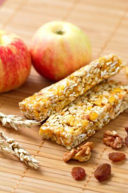 Elma, fındık ve kuru üzüm ile granola tahıl çubukları