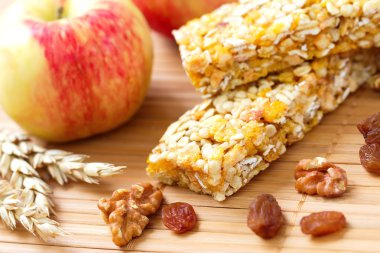 Elma, fındık ve kuru üzüm ile granola tahıl çubukları