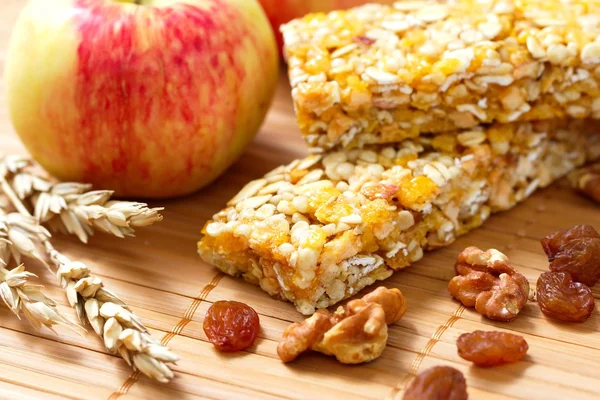 Elma, fındık ve kuru üzüm ile granola tahıl çubukları