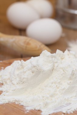 Hamur hazırlık. Malzemeler pişirme: yumurta ve un.