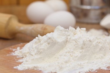 Hamur hazırlık. Malzemeler pişirme: yumurta ve un.