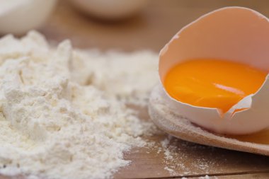 Hamur hazırlık. Malzemeler pişirme: yumurta ve un.