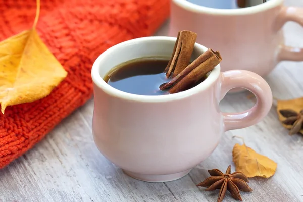 Dva šálky kávy na podzim — Stock fotografie