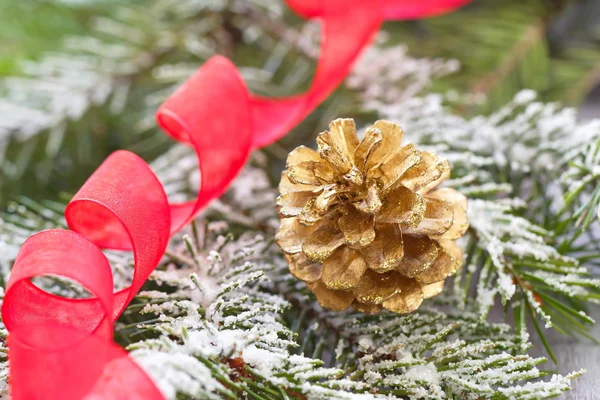 Weihnachten Hintergrund mit Tanne, rotem Band und Zapfen — Stockfoto