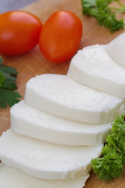 Mozzarella e legumes na mesa de madeira — Fotografia de Stock