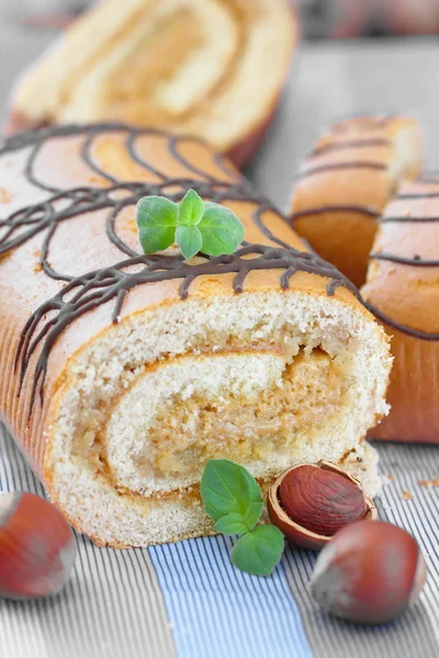 Sweet roll with cream and nuts — Stock Photo, Image