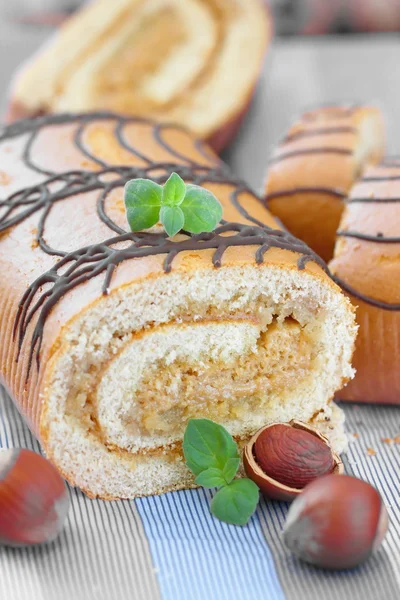 Rollo dulce con crema y nueces —  Fotos de Stock