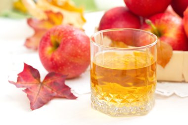 elma suyu ve kırmızı elmalar