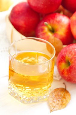 elma suyu ve kırmızı elmalar