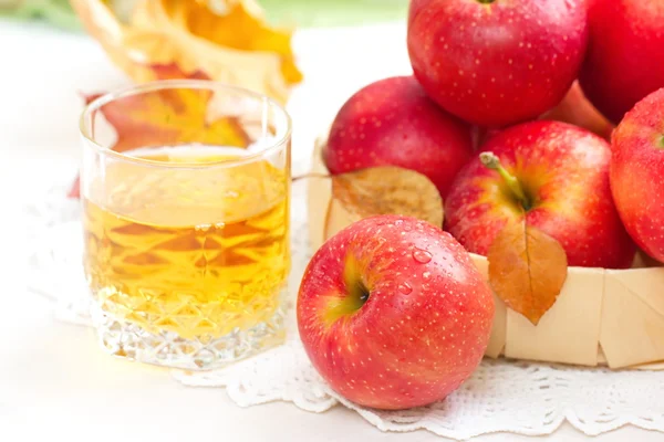 Zumo de manzana y manzanas rojas — Stockfoto