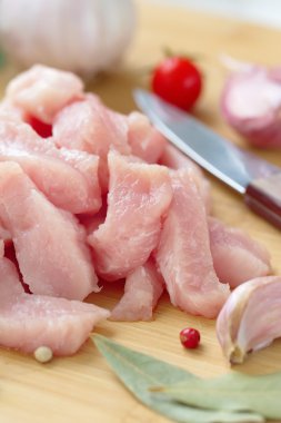 Bir kadın üzerinde çiğ et