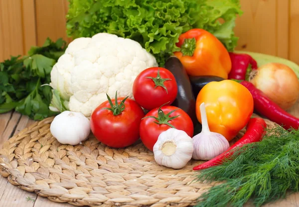 Legumes variados na mesa de madeira — Fotografia de Stock