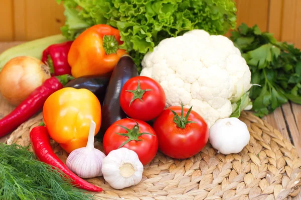 Gemüsesorten auf dem Holztisch — Stockfoto