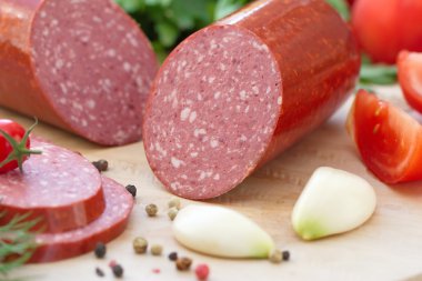 Baharatlar ve sebzeler ile tütsülenmiş sosis