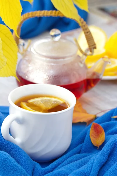 Xícara de chá quente com limão no dia de outono — Fotografia de Stock
