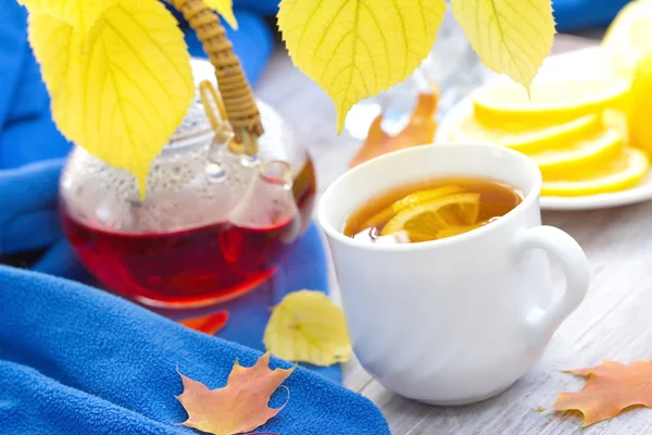秋の日にレモンと熱いお茶のカップ — ストック写真