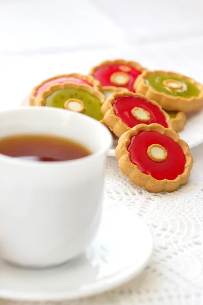 Copa de té y galletas de colores — Foto de Stock