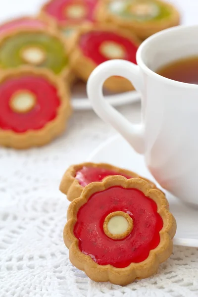 Tasse Tee und bunte Plätzchen — Stockfoto