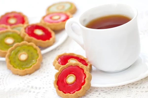 Cup of tea and colorful cookies — Zdjęcie stockowe