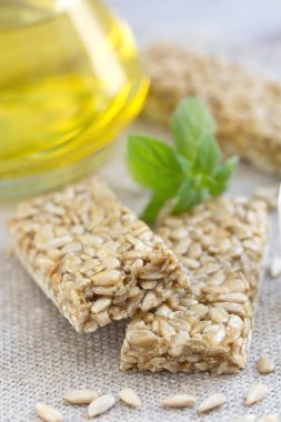 Gozinaki. Ayçiçeği tohumu ve karamel ile tatlı barlar.