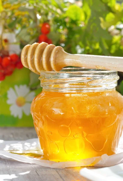 Сладкий мед в стакане — стоковое фото