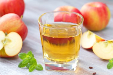 Elma suyu ve elma tablo