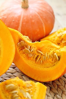 Tahta masadaki balkabağı