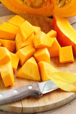 Tahta masadaki balkabağı