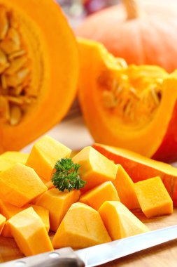 Tahta masadaki balkabağı