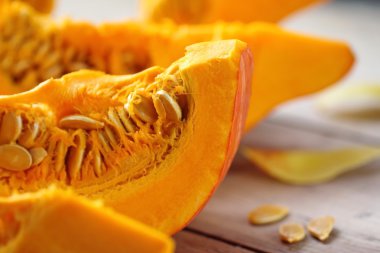 Tahta masadaki balkabağı