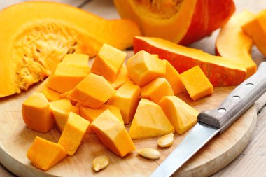 Tahta masadaki balkabağı