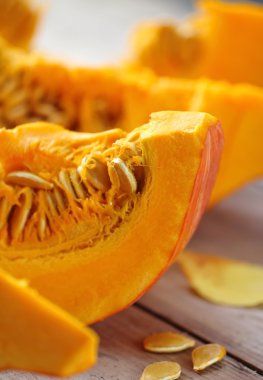 Tahta masadaki balkabağı