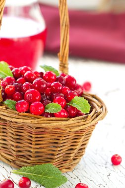 Taze kızılcık ve kızılcık suyu