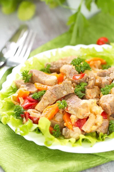 Warmer Salat mit Fleisch und gebratenem Gemüse — Stockfoto