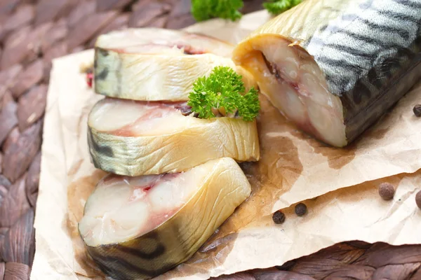 Peixe defumado com legumes e especiarias na mesa de madeira — Fotografia de Stock