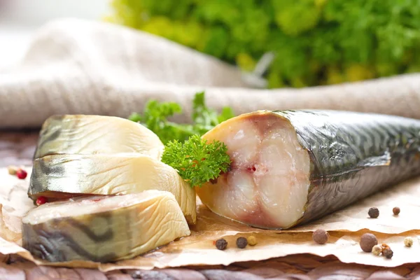 Wędzone ryby z warzywami i przyprawami na drewnianym stole — Zdjęcie stockowe