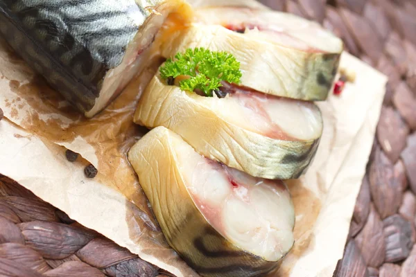 Räucherfisch mit Gemüse und Gewürzen auf dem Holztisch — Stockfoto