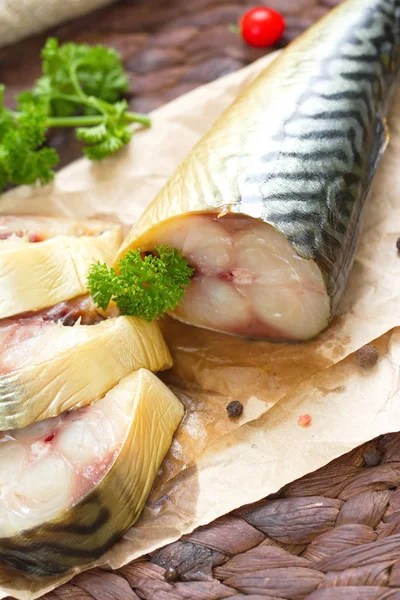 Καπνιστό ψάρι με λαχανικά και μπαχαρικά στο ξύλινο τραπέζι — Φωτογραφία Αρχείου