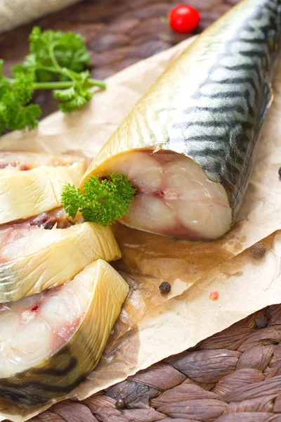 Räucherfisch mit Gemüse und Gewürzen auf dem Holztisch — Stockfoto