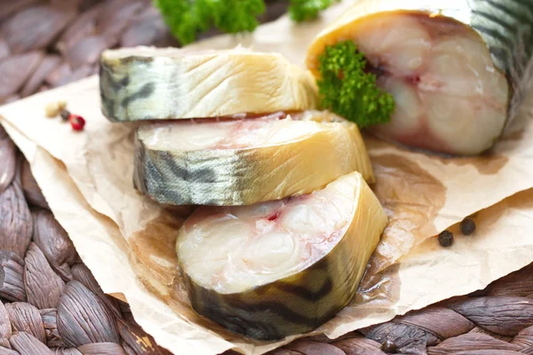 Peixe defumado com legumes e especiarias na mesa de madeira Imagem De Stock